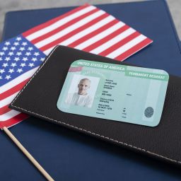 Green Card por Reunificación Familiar: ¿Quién Califica para el Ajuste de Status?