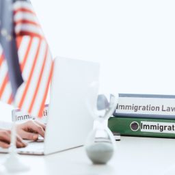 Abril 2025 en Inmigración: Bloqueos, Revocaciones y Nuevas Medidas de Impacto